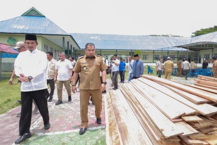 Pj Bupati Aceh Besar Muhammad Iswanto menyerahkan bantuan material dari Pj Gubernur Aceh untuk pembangunan sementara Pondok Pesantren Modern Gontor 8 di Gampong Meunasah Baro, Kecamatan Seulimuem, Aceh Besar, Selasa (12/9)