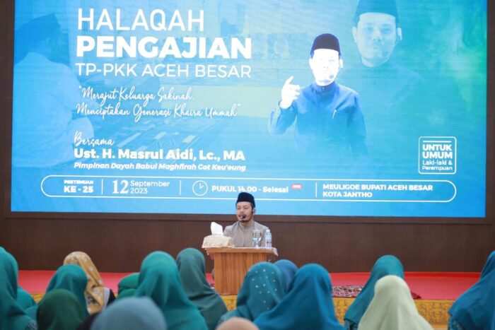 Tgk H Masrul Aidi Lc mengisi Halaqah Pengajian TP-PKK Kabupaten Aceh Besar pertemuan ke-25 di Meuligoe Bupati Aceh Besar, Jantho, Selasa siang (12/9)
