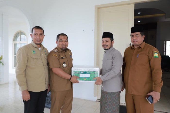 Pj Bupati Aceh Besar Muhammad Iswanto menyerahkan 40 buah Al Quran cetakan Madinah kepada Pimpinan Dayah Babul Maghfirah, Cot Keu'eung, Ustaz Masrul Aidi Lc, di Meuligoe Bupati, Kota Jantho, Selasa (12/9)