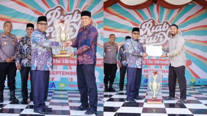 Kabid Pendidikan Madrasah Kanwil Kemenag Aceh Zulkifli menyerahkan Piala Bergilir kepada juara umum RIAB FAIR X