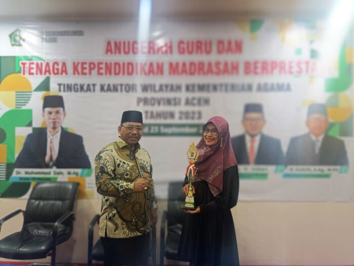 Pustakawan MA Darul Ulum Banda Aceh Siti Aminah bersama Kepala Bidang Pendidikan Madrasah Kanwil Kemenag Provinsi Aceh Zulkifli usai terpilih juara I pemilihan pustakawan berprestasi Madrasah se-Aceh Tahun 2023