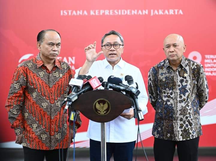 Menteri Perdagangan Zulkfli Hasan didampingi Menteri Kominfo dan Menkop UKM memberikan keterangan terkait larangan social commerce seperti TikTok Shop berjualan dan bertransaksi