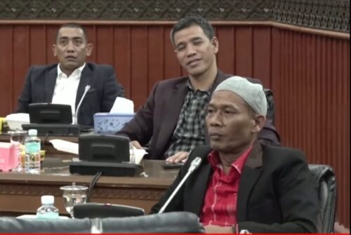 Zulfadli alias Abang Samalanga (kanan) yang disetujui dan ditetapkan sebagai Ketua DPRA sisa masa jabatan 2019-2024 turut menghadiri rapat paripurna usulan pergantian Ketua DPRA, Selasa malam (26/9)
