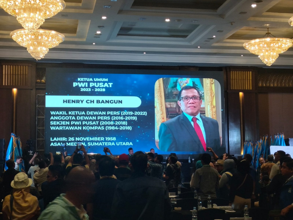 Hendry Ch Bangun menyampaikan sambutan usai memenangkan pemungutan suara dan terpilih menjadi Ketua Umum PWI Pusat periode 2023-2028 dalam Konggres XXV yang digelar di El Hotel Kota Bandung, Jawa Barat, Rabu dinihari (27/9)