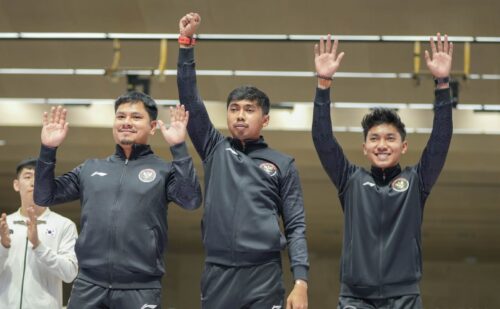Atlet Cabang Menembak Aceh Muhammad Badri Akbar (kanan) menyumbang dua medali perunggu Asian Games 2023 untuk untuk Indonesia