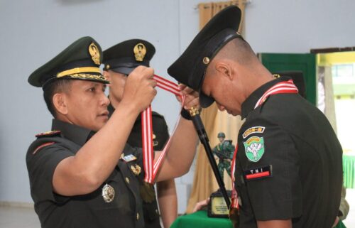 Danrindam IM Kolonel Infanteri Trijoko Adiwiyono melantik 37 Prajurut Dua saat menutup Program Studi Pendidikan Pertama Tamtama (Dikmata) TNI AD di Aula Bhakti Utama Rindam IM, Mata Ie, Jum’at (29/9)
