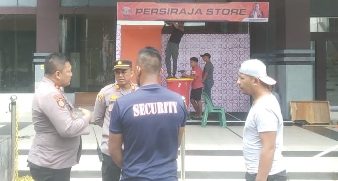 Ditpamobvit Polda Aceh diwakili Kasubdit Audit Kompol Aji P, didampingi panitia Liga 2 Indonesia melakukan penilaian risiko di Stadion Harapan Bangsa Lhong Raya, Sabtu (2/9)