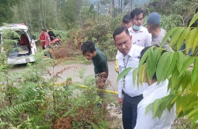 Polisi melakukan olah TKP di lokasi penemuan mayat perempuan di Jalan Bur Tukuk atau Pegunungan Desa Leme, Kecamatan Blangkejeren, Gayo Lues, Senin siang (4/9)