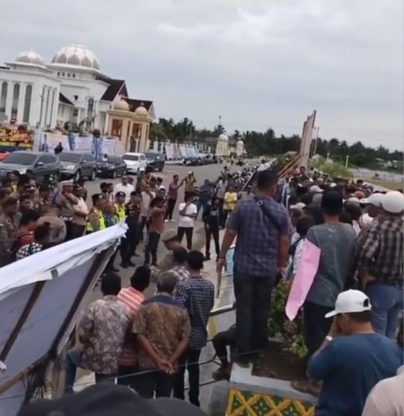 Ratusan petani di Aceh Utara tergabung didalam Aliansi Gerakan Petani Krueng Pase berdemonstrasi aksi di depan Kantor Bupati Aceh Utara di Landing, Kecamatan Lhoksukon, Senin (4/9/2023)