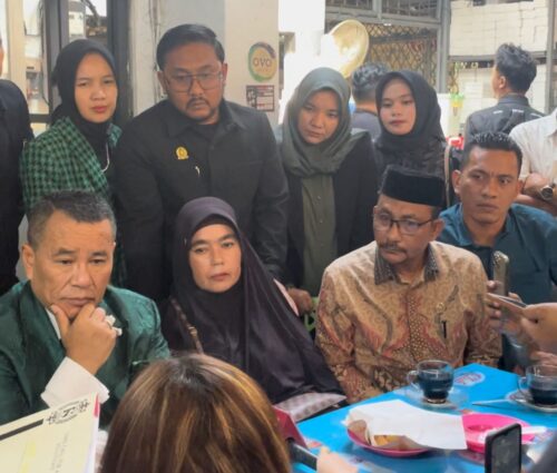 Fauziah Ibunda Imam Masykur didampingi anggota DPD RI asal Aceh, H Sudirman atau Haji Uma saat bertemu dengan pengacara Hotman Paris Hutapea, Selasa (5/9)