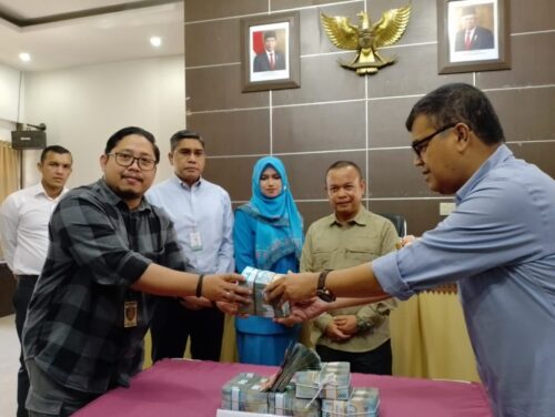 Kasat Reskrim Polresta Banda Aceh Kompol Fadillah Aditya Pratama menerima pengembalian uang sebesar Rp 258,5 juta terkait dugaan korupsi SPPD fiktif KKR Aceh, Kamis (7/9)