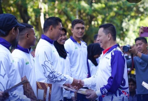 Pj Gubernur Aceh Achmad Marzuki serahkan penghargaan (sertifikat) kepada atlet berprestasi, pelatih dan pelaku olahraga, usai upacara peringatan HAORNAS ke-40 tahun 2023 di pelataran depan Stadion Harapan Bangsa Lhoong Raya, Banda Aceh, Sabtu pagi (9/9)