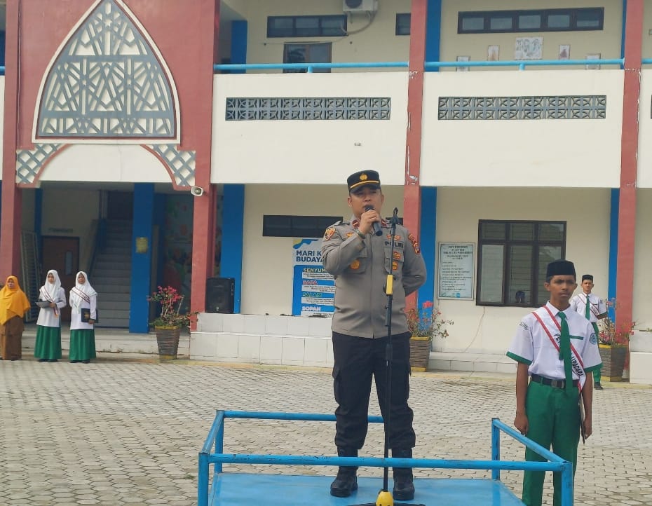 Kapolsek Ingin Jaya Ipda M Izazaya menjadi pembina upacara bendera hari Senin (11/9) di SMKN 1 Al Mubarkeya di Gampong Kayee Lee Kecamatan Ingin Jaya Aceh Besar