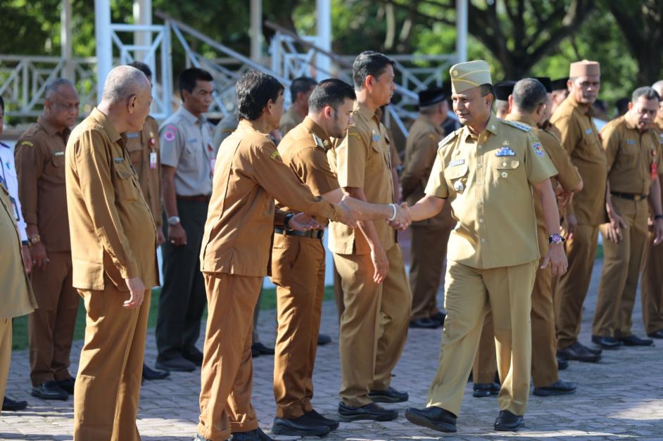 Pj Wali Kota Lhokseumawe Imran menyalami pegawai pada apel gabungan di Lapangan Hiraq, Senin (11/9)