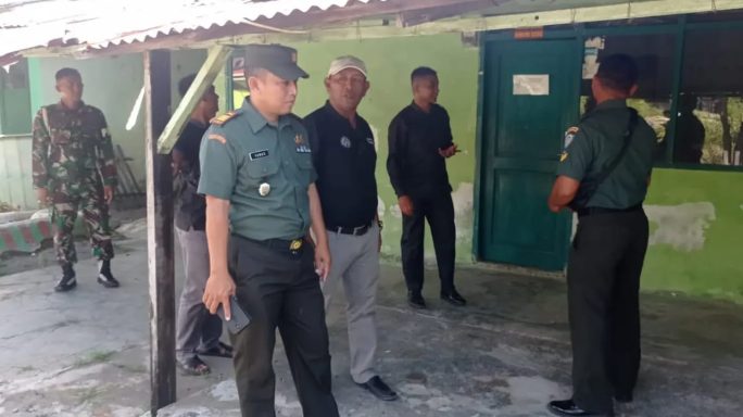 Personel Kodim 0102/Pidie dipimpin Pgs Pasi Intel Kapten Inf Yunus Emha melakukan pengecekan instalasi listrik di perumahan Asrama TNI Gampong Benteng Kecamatan Kota Sigli, Senin (11/9)