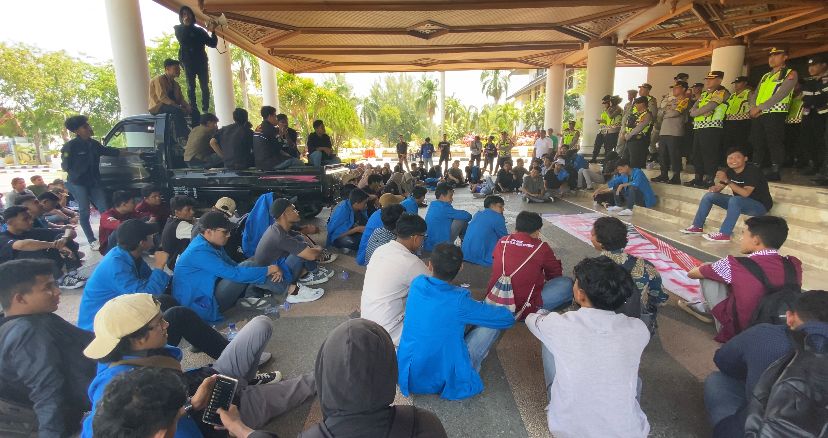 Mahasiswa yang tergabung dari Kesatuan Rakyat Aceh (KRA) kembali menggelar aksi unjuk rasa cabut izin tambang PT BMU di Kantor Gubernur Aceh, Rabu (13/9)