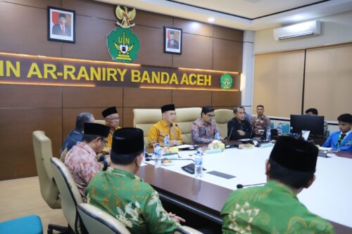 Waki Menteri Agama Saiful Rahmat Dasuki saat menjadi narasumber pada Pendidikan dan Pelatihan Kepemimpinan (Diklatpim) Mahasiswa Tahun 2023 yang dilaksanakan Pusat Kerohanian dan Moderasi Beragama (PKMB) di ruang Rektorat UIN Ar-Raniry, Rabu (13/9)