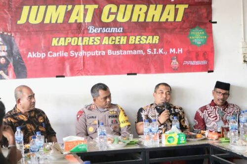 Pj Bupati Aceh Besar Muhammad Iswanto bersama Kapolres Aceh Besar AKBP Carlie Syahputra Bustamam menggelar Jum'at Cuhat di salah satu warung kopi kawasan Kemukiman Lamteuba, Kecamatan Seulimuem, Aceh Besar, Kamis (14/9)