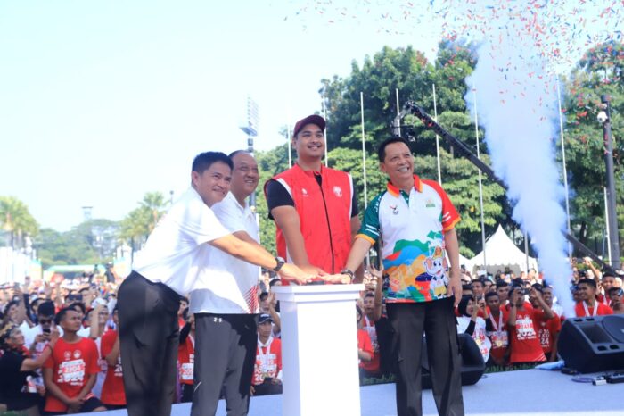 Menpora Dito Ariotedjo didampingi Pj Gubernur Aceh Achmad Marzuki dan Pj Gubernur Sumut Hasanudin, meluncurkan hitung mundur (count down) setahun menuju PON XXI 2024 Aceh-Sumut di Plaza Barat Kawasan GBK Senayan, Jakarta, Ahad (17/9). Foto: Kemenpora