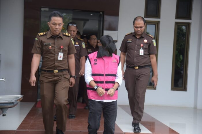 Penyidik Kejati Aceh melakukan penahanan terhadap DA, selaku Kepala Dinas Perkebunan dan Peternakan Aceh Barat, yang menjadi tersangka kasus korupsi Program Peremajaan Sawit Rakyat (PSR), Selasa (19/9)