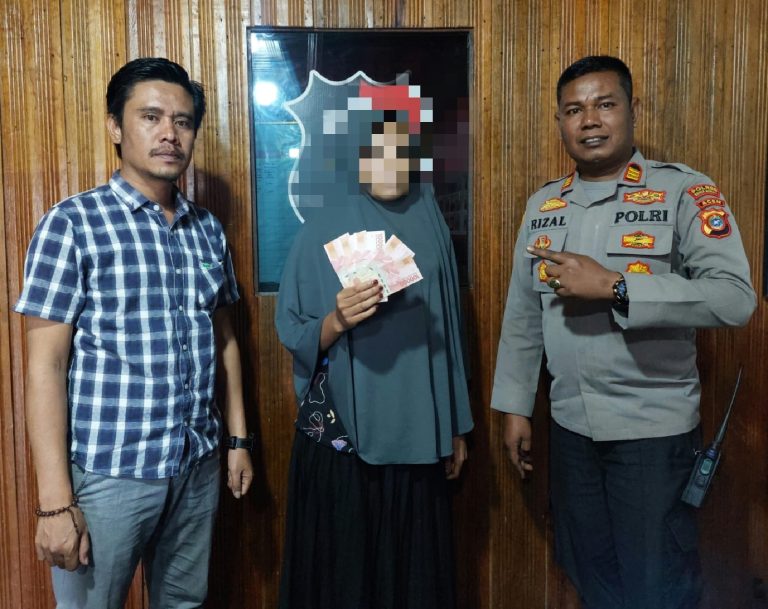 Personel Polsek Bandar dan Unit 2 Sat Intelkam Polres Bener Meriah mengamankan seorang wanita yang diduga menjadi pelaku pengedar uang palsu di Kecamatan Bandar, Rabu (20/9)