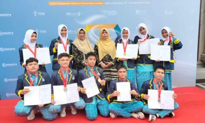 Siswa SMA Negeri 7 Banda Aceh menyabet medali emas dan perak pada ajang Indonesia Inventors Day (IID) di Aston Hotel Kota Denpasar, Provinsi Bali, dari 16-19 September 2023