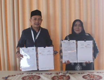 Plt. Direktur RSUD Aceh Besar Anita SKM MKes dan Plt Direktur RSUD Meuraxa dr Riza Mulyadi SpAN FIPM menandatangani Perjanjian Kerja Sama layanan rujukan di RSUD Meuraxa Banda Aceh, Jumat (22/9)