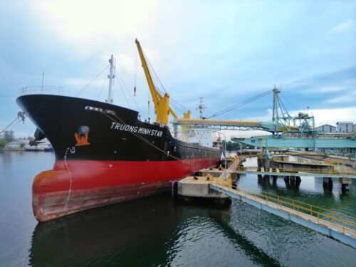 PT Pupuk Iskandar Muda (PIM) Kabupaten Aceh Utara mengekspor 8.000 ton pupuk urea ke Filipina, Jumat (22/9/2023). Ekspor menggunakan kapal MV. Truong Minh dari Pelabuhan PT PIM di Krueng Geukuh, Aceh Utara. (Foto: Humas PT PIM)