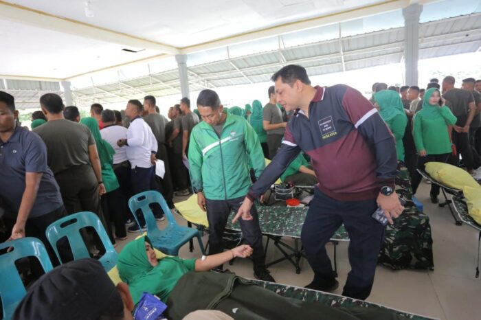 Pangdam IM Mayjen TNI Novi Helmy Prasetya didampingi Kapolda Aceh Irjen Pol Ahmad Haydar menghadiri bakti kesehatan yang digelar Kodam IM di Lapangan Blang Padang, Banda Aceh, Ahad (24/9)