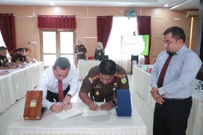 Pj Bupati Aceh Besar Muhammad Iswanto menyaksikan penandatanganan perjanjian kerja sama antara Kepala Inspektorat Aceh Besar dengan Kajari Aceh Besar di aula Kejari, Kota Jantho, Selasa (26/9)