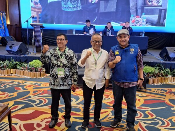 Tiga kandidat Ketum PWI Pusat, dari kiri ke kanan: Zulmansyah Sekedang, Atal S. Depari dan Hendry Ch Bangun mendaftar sebagai bakal calon untuk pemilihan Ketum PWI Pusat periode 2023-2028 pada Kongres XXV PWI Pusat di Bandung, Selasa malam (26/9). (Foto: Dok. PWI Aceh)