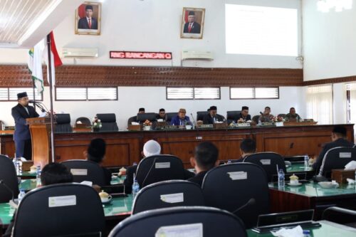 Pj Bupati Aceh Besar Muhammad Iswanto menghadiri penutupan Rapat Paripurna pengesahan APBK Perubahan Aceh Besar 2023 di Gedung DPRK Aceh Besar, Jum’at sore (29/9)