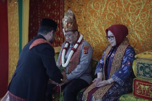 Kapolda Aceh Irjen Pol Achmad Kartiko dan istri dipeusijuek saat tiba di Bandara SIM Blang Bintang, Aceh Besar Senin (2/10)