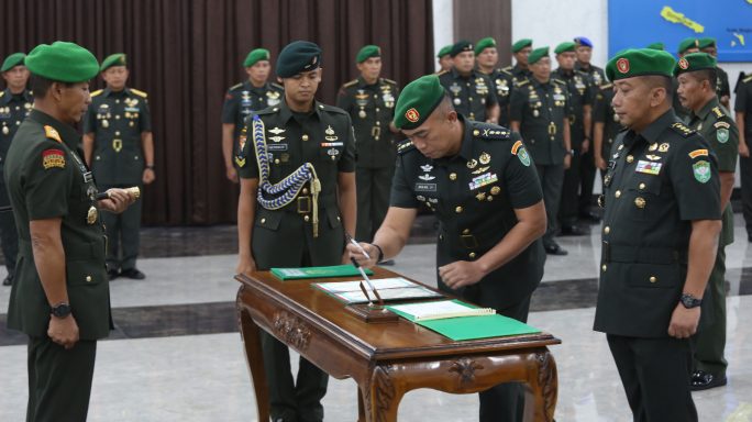 Pangdam IM Mayjen TNI Novi Helmy Prasetya memimpin upacara Serah Terima Jabatan dan Tradisi Satuan Pejabat Kodam IM, Senin (2/10)