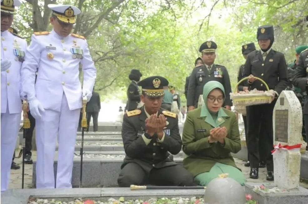 Pangdam IM Mayjen TNI Novi Helmy Prasetya melaksanakan Upacara Ziarah Nasional dalam memperingati HUT ke-78 TNI di Taman Makam Pahlawan (TMP) Banda Aceh, Rabu pagi (4/10)