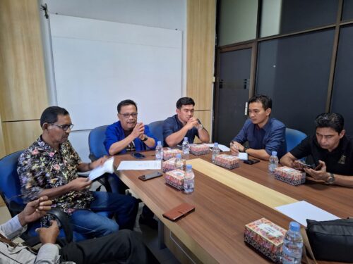 Kadisbudpar Aceh Almuniza Kamal bertemu Pengurus PWI Aceh melakukan sosialisasi dan promosi PKA VIII di Kantor PWI Aceh di Banda Aceh, Jum'at, 6 Oktober 2023. (Foto: Dok. PWI Aceh)