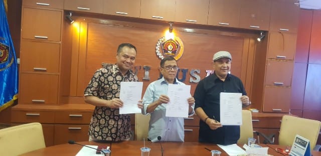 Ketua Umum PWI Pusat Hendry Ch Bangun, didampingi Zulmansyah Sekedang dan Farianda Putra Sinik mengumumkan susunan Pengurus PWI Pusat Periode 2023-2028, di Sekretariat PWI Pusat, Gedung Dewan Pers, Kebon Sirih, Jakarta, Sabtu (7/10)
