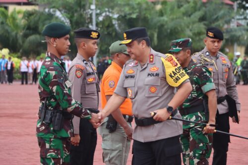 Kapolda Aceh Irjen Pol Achmad Kartiko didampingi Pangdam Iskandar Muda Mayjen TNI Novi Helmy Prasetya memeriksa pasukan saat apel gelar pasukan Operasi Mantap Brata Seulawah 2023—2024 dalam rangka pengamanan Pemilu 2024 di Mapolda Aceh, Selasa (17/10)