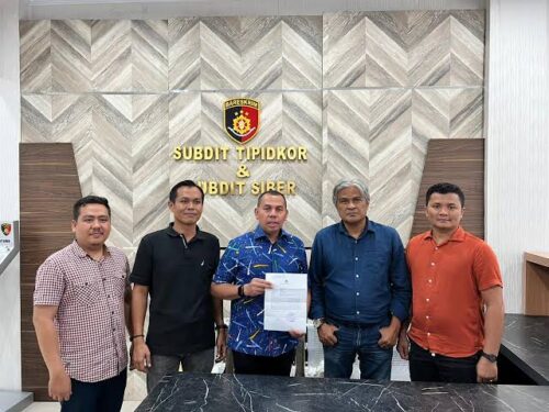 Tim Hukum DPD Partai Demokrat Aceh saat melaporkan ke Polda Aceh akun media sosial yang menyebarkan hoaks dan fitnah yang mengatasnamakan Partai Demokrat