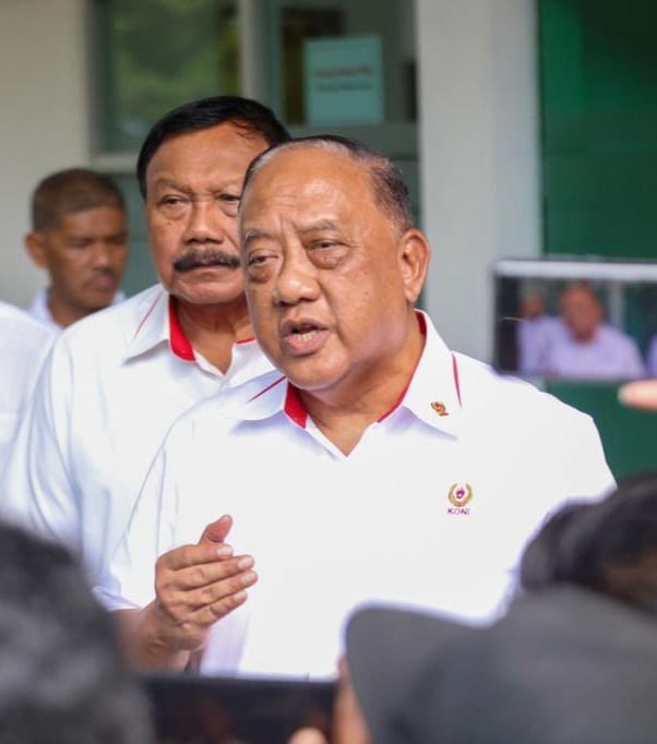 Ketua Umum KONI Pusat Marciano Norman memberi keterangan kepada awak media usai menggelar rapat dengan Pemerintah Aceh dan tim Kemendagri di ruang rapat P2K komplek Kantor Gubernur Aceh, Rabu (18/10)