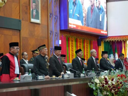 Pj Gubernur Aceh Achmad Marzuki menghadiri rapat paripurna dalam rangka pengambilan sumpah dan pelantikan Zulfadli sebagai Ketua DPRA sisa masa jabatan 2019-2024 di Gedung Utama DPRA, Kamis (19/10)