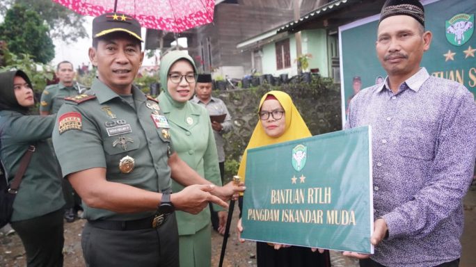 Pangdam IM Mayjen TNI Novi Helmy Prasetya melaksanakan kegiatan kemanusiaan di Desa Rata Ara, Kecamatan Pintu Rime Gayo, Bener Meriah, Kamis (19/10)