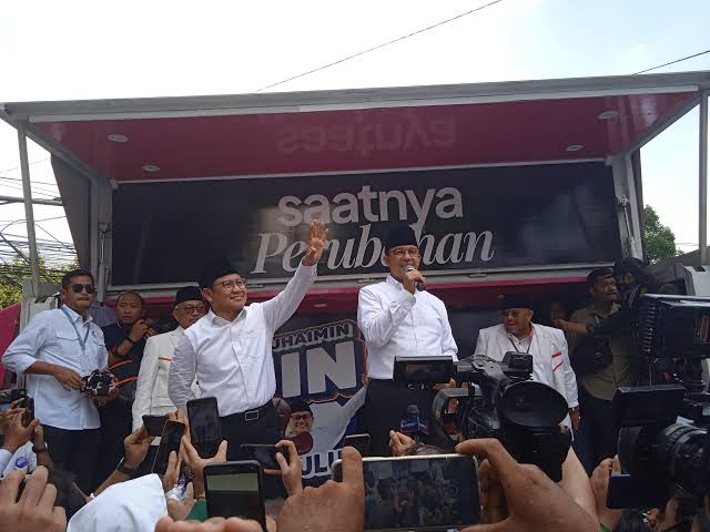 Bakal Capres Anies Baswedan saat orasi di depan Kantor KPU RI, Jakarta, Kamis (19/10)