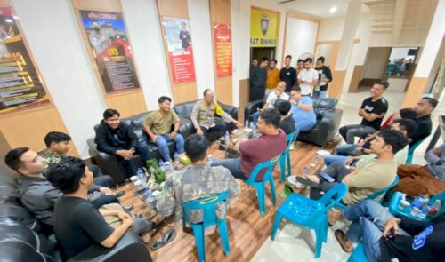 Kapolresta Banda Aceh bersama Dandim 0101/KBA memimpin mediasi keributan dua kelompok mahasiswa dampak tanding futsal. (Foto: Dok. Humas Polresta Banda Aceh)
