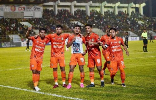 Selebrasi para pemain Persiraja Banda Aceh setelah mencetak gol ke gawang Semen Padang dalam lanjutan Liga 2 Indonesia Grup 1, di Stadion Harapan Bangsa Lhong Raya Banda Aceh Sabtu malam (21/10/2023)