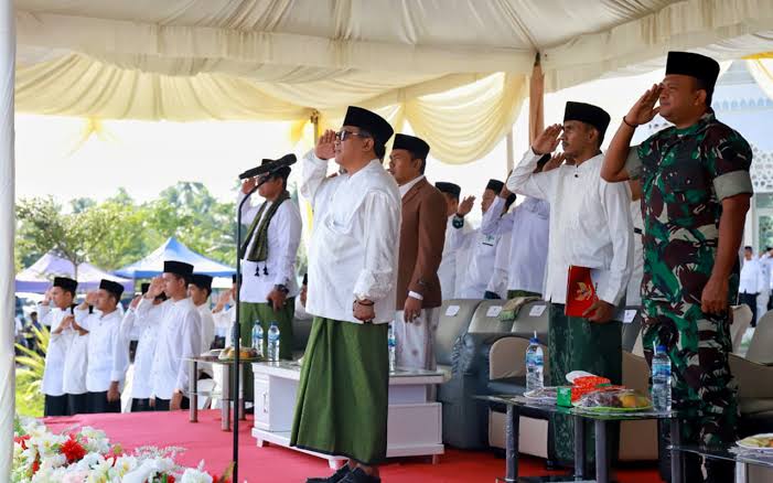 Pj Bupati Pidie Wahyudi Adisiswanto memimpin upacara peringatan Hari Santri Nasional 2023 di Lapangan Pidie Convention Center (PCC), Sigli, Ahad (22/10)
