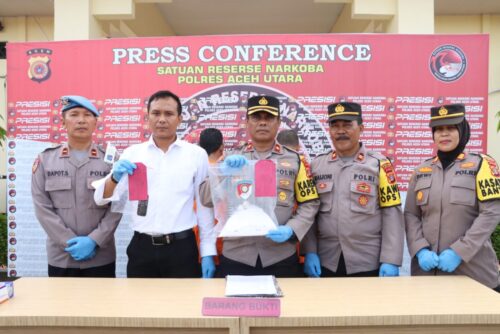 Kabag Ops Polres Aceh Utara Kompol Firdaus Jufrida didampingi Kasat Resnarkoba AKP Novrizaldi memperlihatkan barang bukti obat Tramadol dalam konferensi pers di Polres Aceh Utara, Senin (23/10)