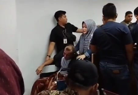 Eks Walikota Lhokseumawe Suaidi Yahya menghadiri sidang di PN Tipikor Banda Aceh dengan kursi roda, Senin (23/10)