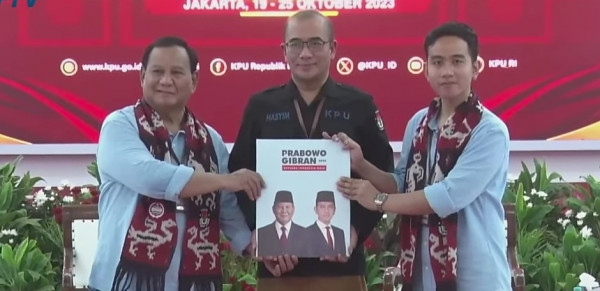 Pasangan Prabowo Subianto dan Gibran Rakabuming Raka resmi mendaftar sebagai calon presiden dan calon wakil presiden ke (KPU), Rabu (25/10)