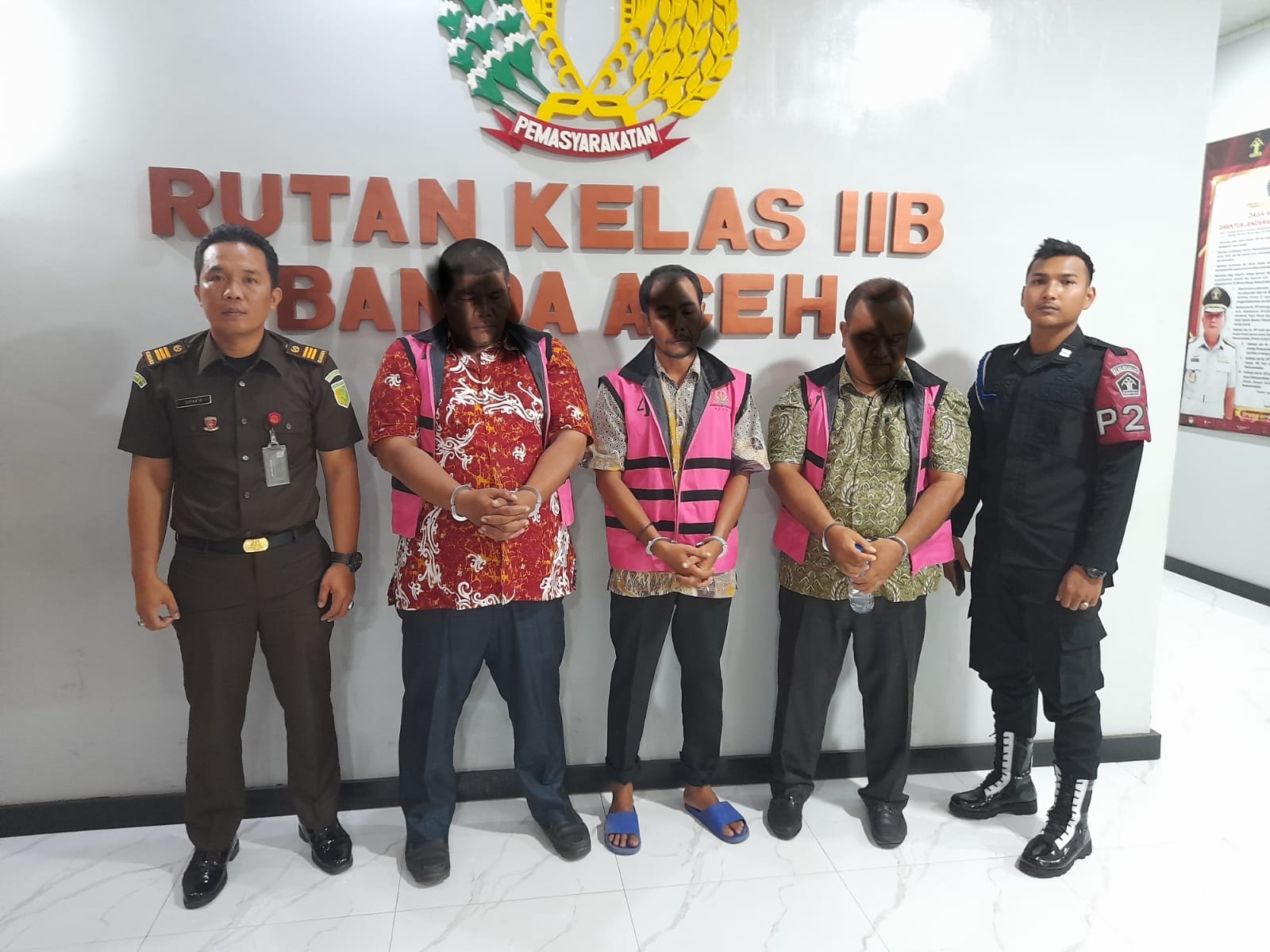 Penyidik Kejati Aceh, Selasa (17/10) melakukan penahanan tiga tersangka tindak pidana korupsi pengadaan 200 ekor sapi pada Dinas Pertanian Aceh Tenggara Tahun 2019 bersumber dari Dana Otonomi Khusus Aceh